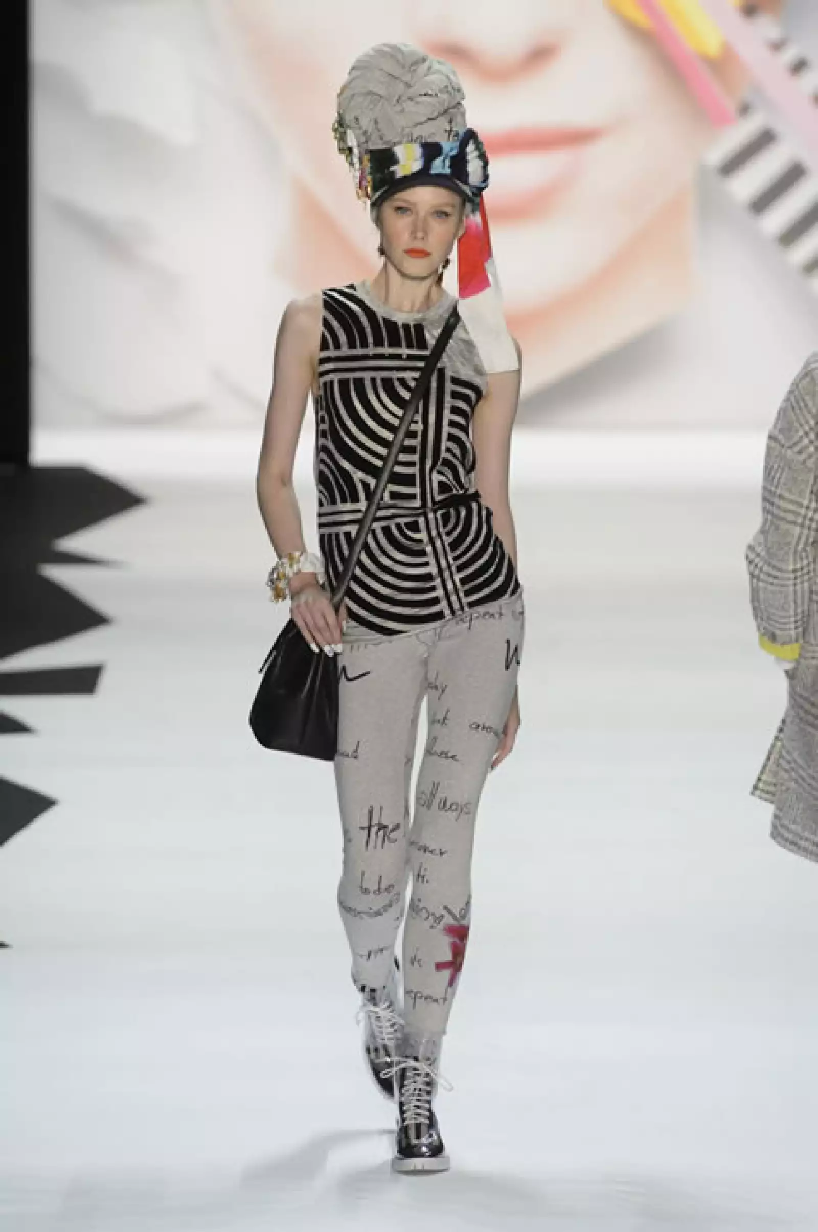 Tshirt con estampado abstracto, leggings de algodón tipo graffiti y botines de PVC.