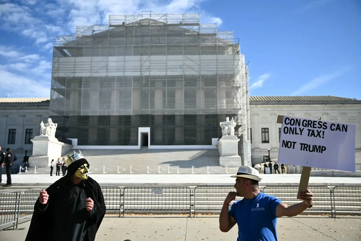 Los manifestantes protestan fuera de la Corte Suprema de los Estados Unidos en Washington, DC, el 5 de noviembre de 2025. La Corte Suprema escuchará los argumentos el miércoles sobre si una amplia franja de los aranceles de Donald Trump son legales, en un caso histórico que podría defender, o cambiar, la agenda económica del presidente. Miles de millones de dólares en ingresos aduaneros y una palanca clave en las guerras comerciales de Trump están en juego, mientras que el tribunal dominado por los conservadores una vez más lidia con nuevas pruebas de autoridad presidencial.