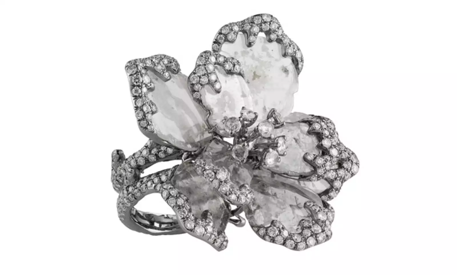 El diamante es la piedra preciosa más resistente que existe y únicamente puede ser cortada por otro diamante.