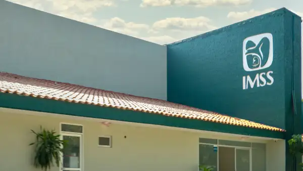 Exterior de una clínica del IMSS en Huatulco, Oaxaca.