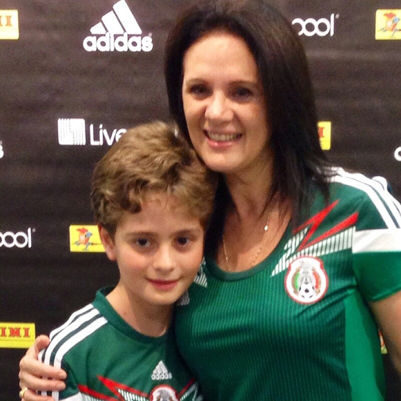 Erika Buenfil y su hijo con sus camisetas de la selección mexicana.