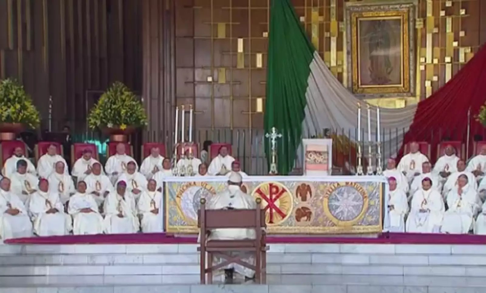El papa pidió que se guardara silencio para reflexionar sobre las enseñanzas de la Virgen de Guadalupe.