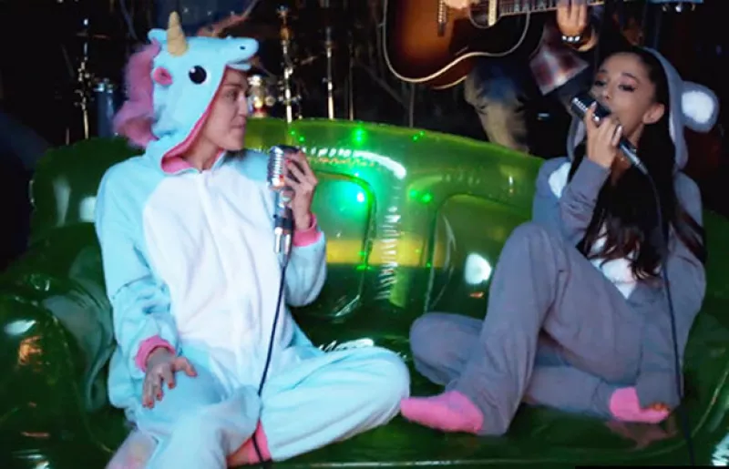 La polémica Miley invitó a la cantante a un dueto en el patio de su casa, con la finalidad de promover su nueva fundación.