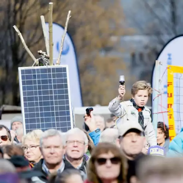 poblado celebra tener luz del sol
