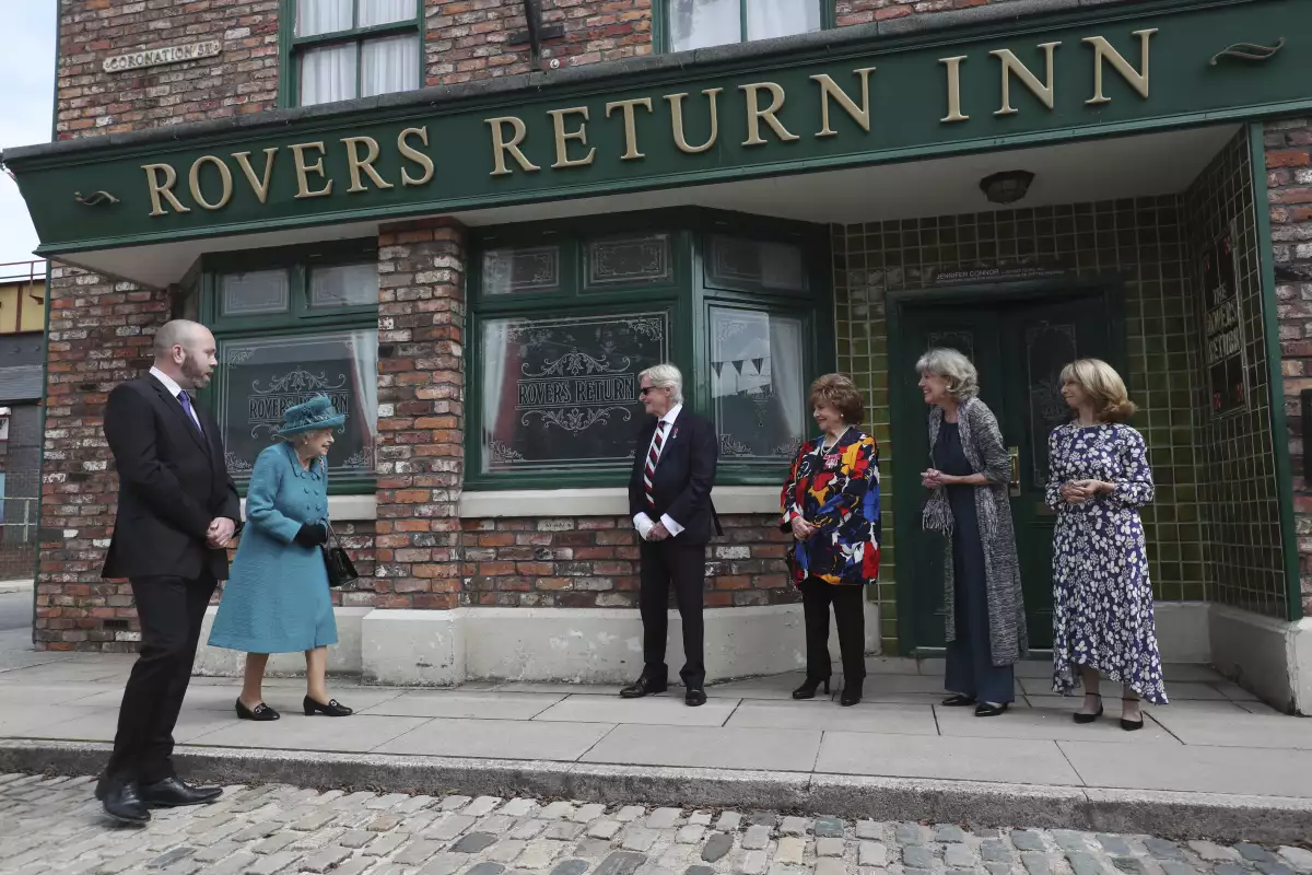 Isabel II estuvo 40 minutos en el set de la telenovela británica "Coronation Street".