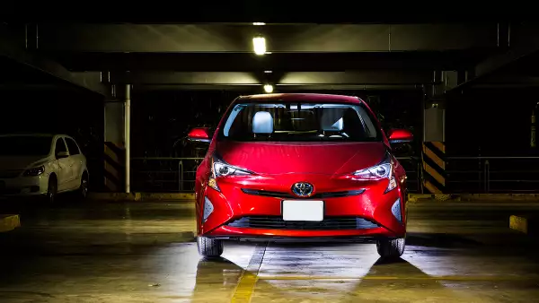 Las ventas de vehículos híbridos como el Toyota Prius crecen sobre todo en la capital.