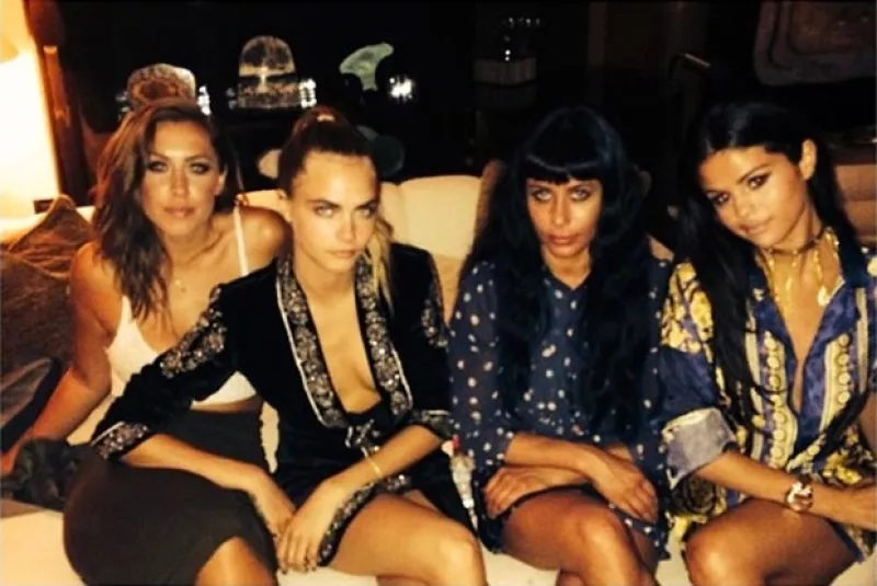 La cantante, que este martes cumplió 22 años, fue vista divirtiéndose al lado del empresario Tommy Chiabra en un yate en Saint-Tropez.