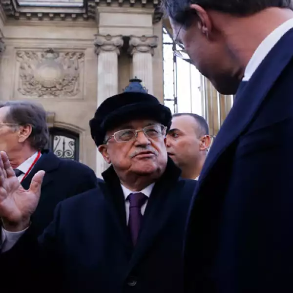 Mahmoud Abbas marchó junto con docenas de líderes extranjeros, entre ellos representantes árabes y musulmanes. 