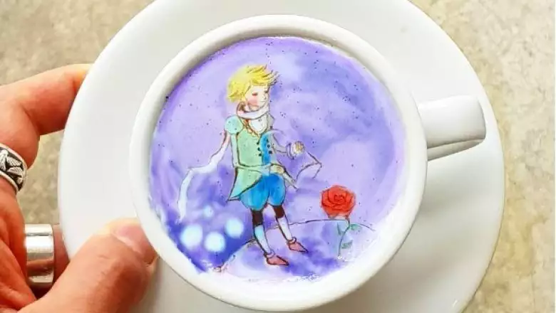 Un camarero surcoreano replica grandes obras de arte en pequeñas tazas de café
