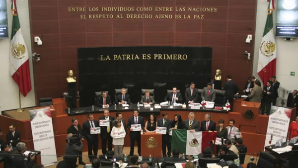 Previo a la votación, un grupo de legisladores perredistas tomaron la tribuna del salón de plenos de la Comisión Permanente, en demanda de una consulta ciudadana en materia energética.
