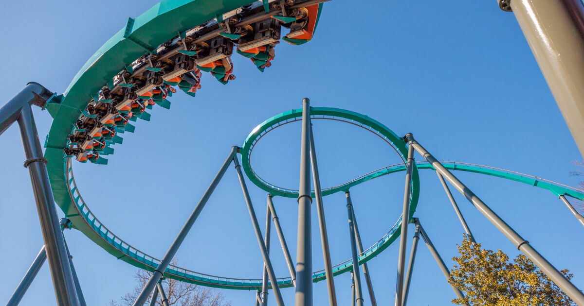 MUERTE EN SIX FLAGS: PASAJERO SALE EXPULSADO DE MONTAÑA RUSA Y CAE AL VACÍO