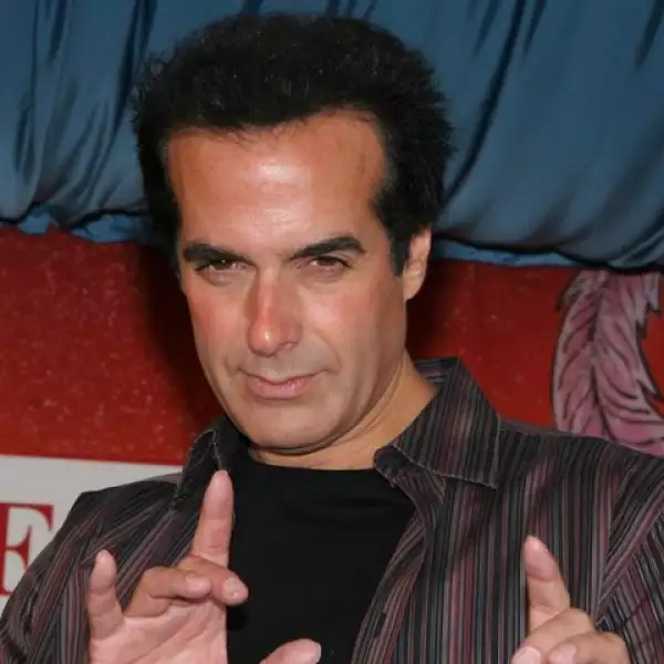 Una modelo de 22 años asegura que el mago David Copperfield la atacó sexualmente y la amenazó mientras visitaba su isla privada en las Bahamas como invitada.