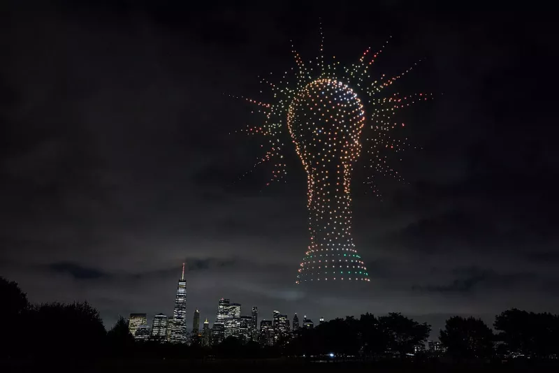Foto de la copa del Mundial de Futbol 2026 hecho con drones en el cielo de nueva Jersey.