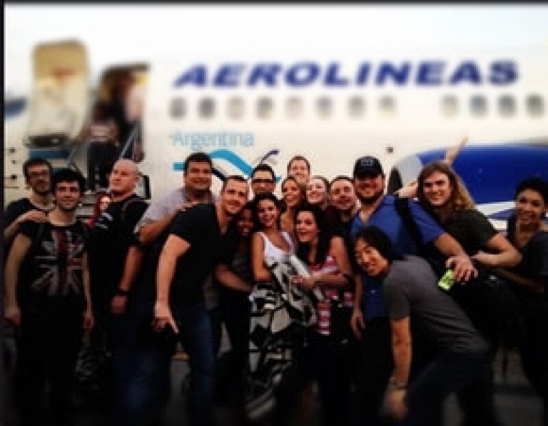 La cantante juvenil subió esta foto donde aparecen todos sus compañeros de trabajo.