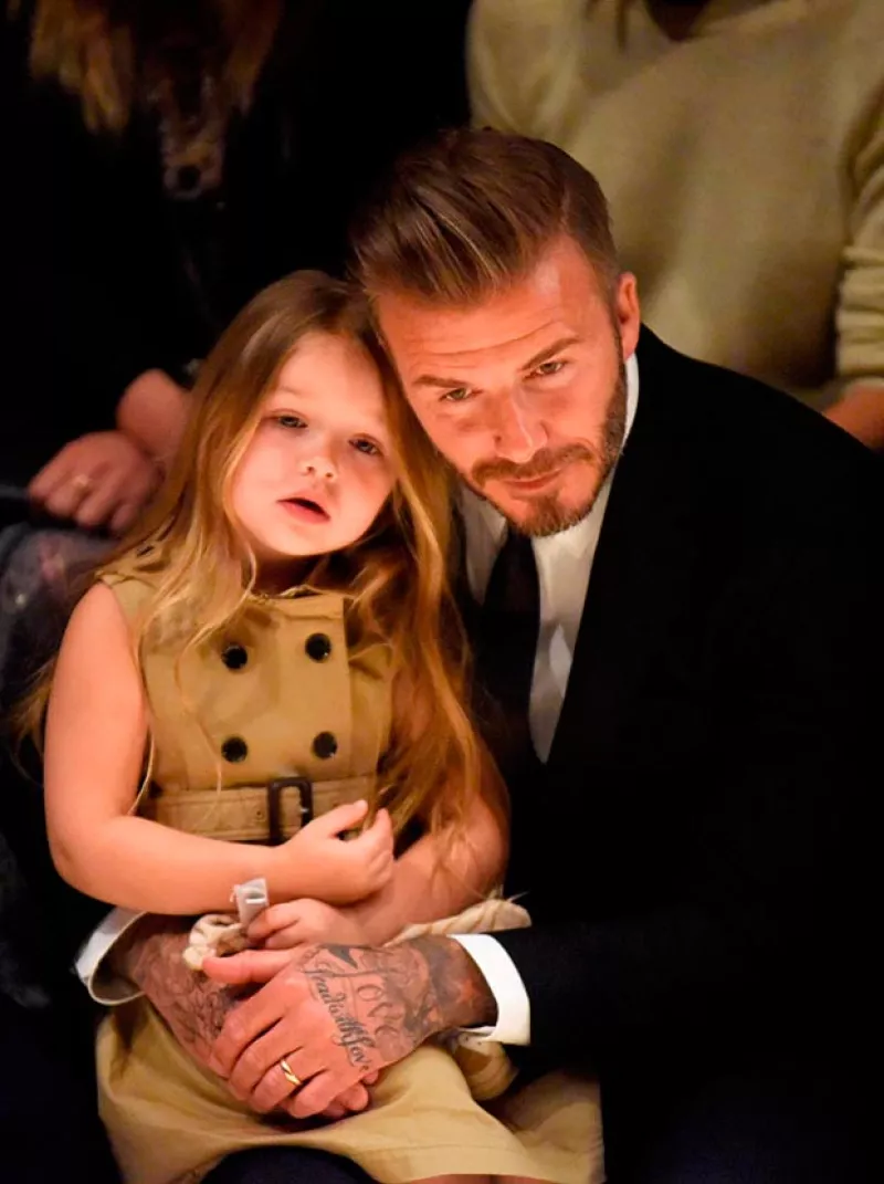 Aunque apenas tiene cuatro años, la más chiquita de los Beckham ya sigue los pasos de su papá en el futbol soccer.
