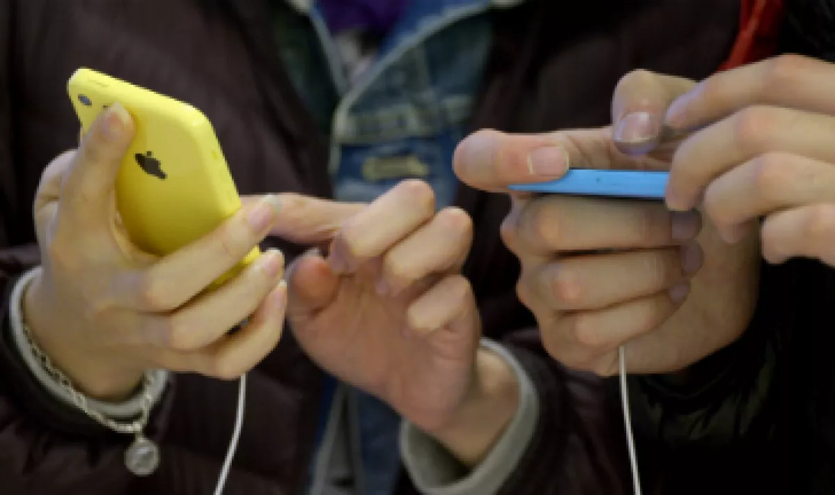 La creación de funciones en el smartphone para dar al usuario lo que desea, una de las grandes batallas de las tecnológicas (Foto: EFE/Archivo )