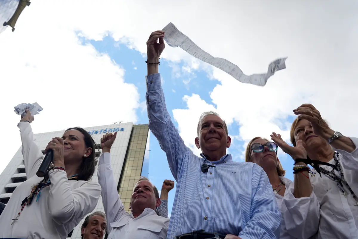 La líder de la oposición María Corina Machado y el candidato de la oposición Edmundo González mantienen registros electorales mientras se dirigen a los partidarios después de que los resultados de las elecciones otorgaran al presidente de Venezuela, Nicolás Maduro, un tercer mandato, en Caracas, Venezuela, el 30 de julio de 2024.