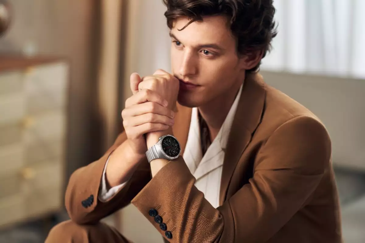 Un hombre joven luce el reloj Huawei Watch GT 4 con mucho estilo y elegancia.  