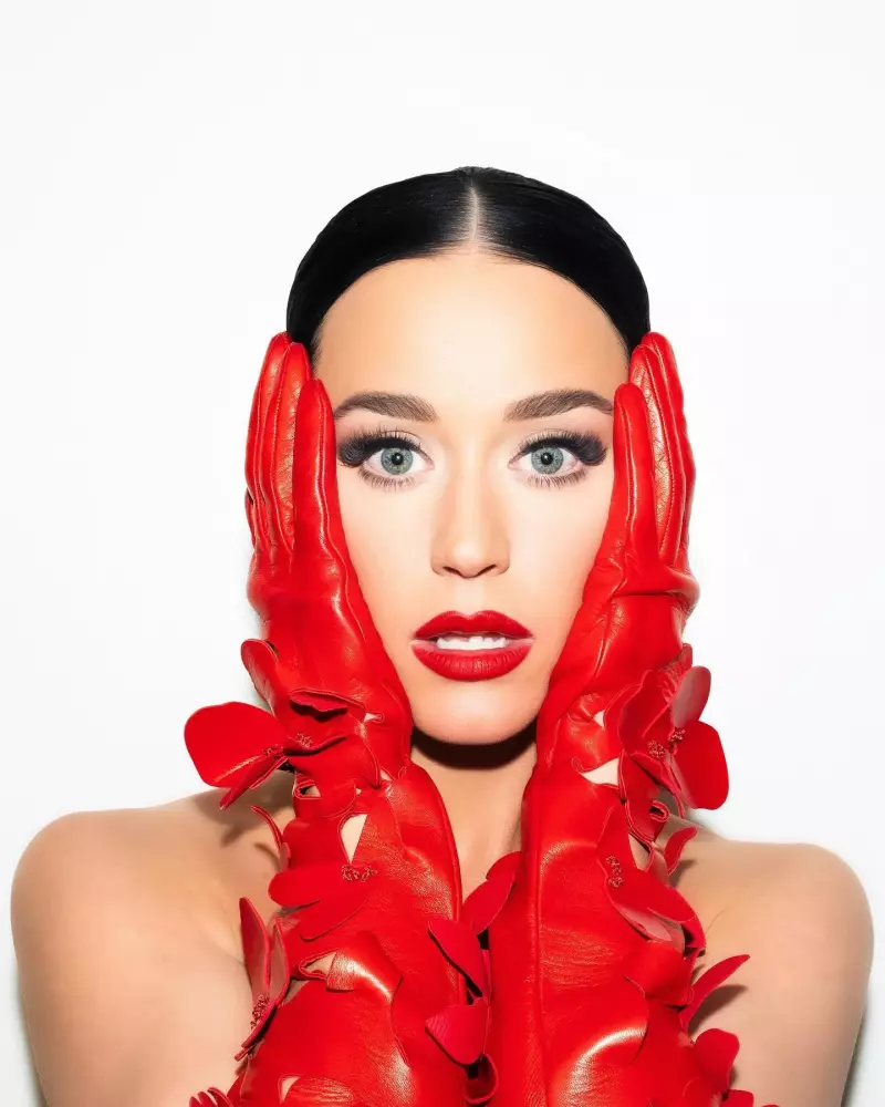 Katy Perry se queda atorada en un vestido rojo de Bottega Veneta