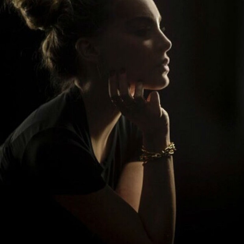 Belinda entre sombras. La artista se puso poética al recordar un tema del cantautor Antonio Orozco.