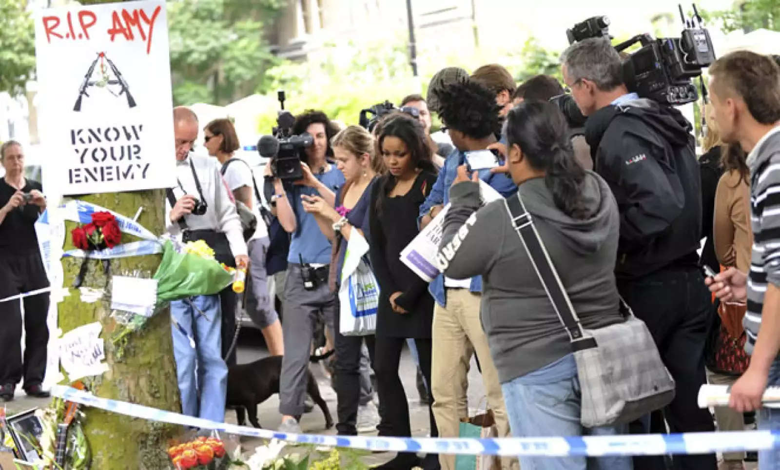 Dionne Bromfield, cantante y ‘ahijada musical’ de Amy Winehouse, observa las muestras de cariño de la gente.