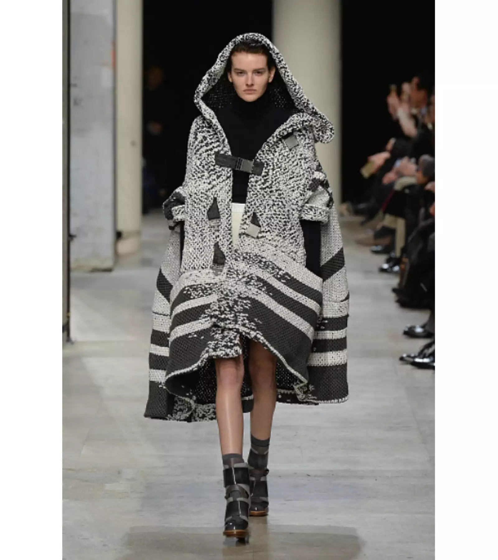 Abrigo Oversized (Leonard Paris): La pieza que demuestra que esta tendencia seguirá fuerte en la próxima temporada.