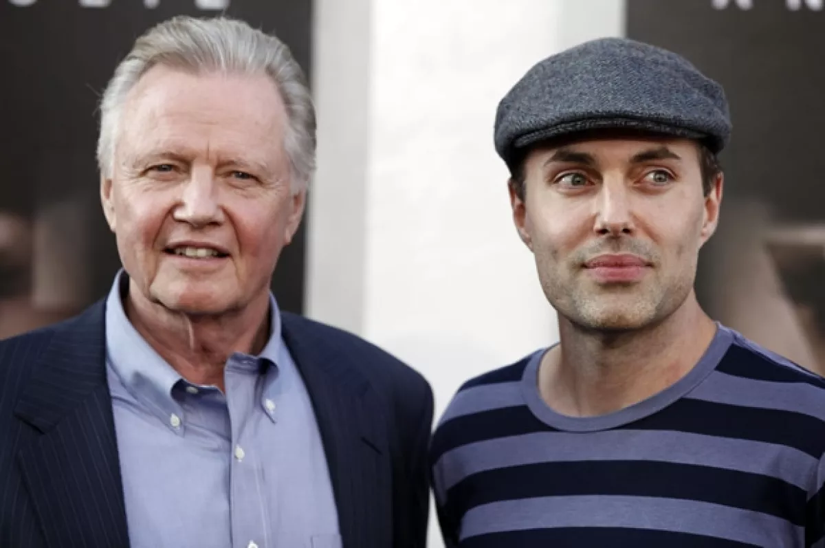 Aquí el papá de Angelina, Jon Voight, y su hermano James Haven.