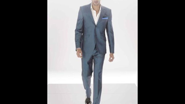 Un traje liso, con camisa blanca, utilizando un pañuelo en la solapa es ideal para un evento formal.