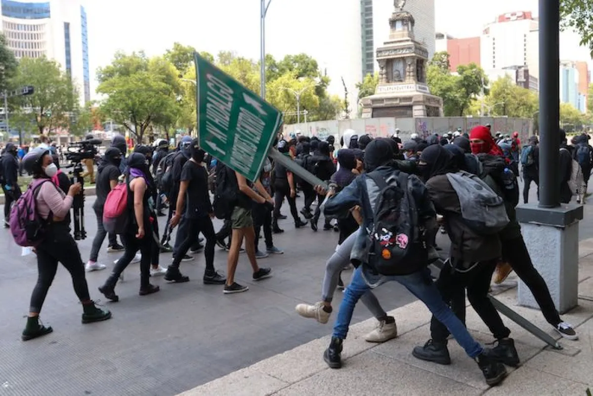 Protesta Melanie encapuchados