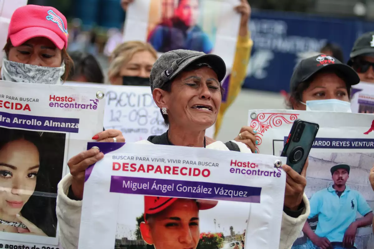 Familiares de víctimas de desaparición forzada continúan protesta en la Estela de la Luz para exigir la búsqueda de sus seres queridos y justicia por los encontrados en fosas clandestinas.