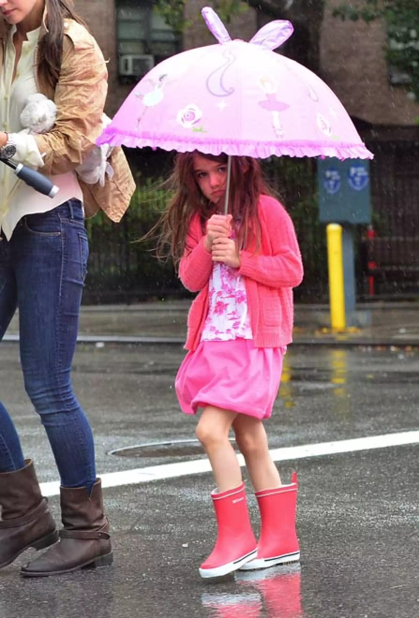 Suri llevó en plena época de lluvia un paraguas de Kidorable, una falda de Crewcut y su cardigan de Marni.