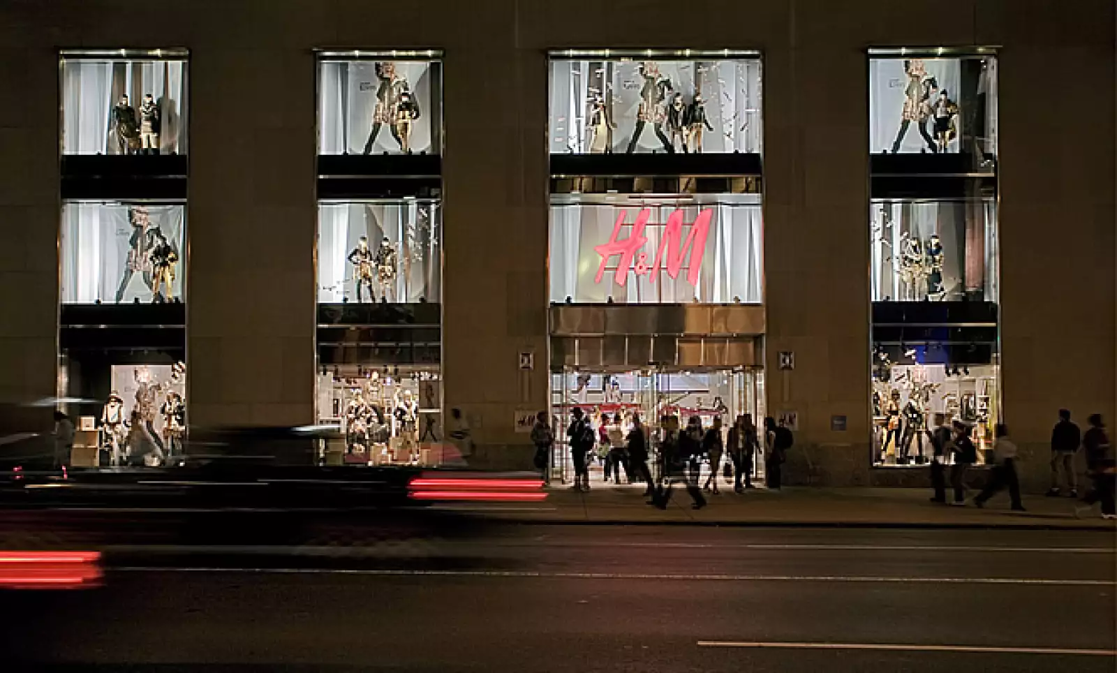 La cadena H&M anunció que llegará a territorio nacional en otoño de 2012, al Centro Comercial Santa Fé, al poniente de la Ciudad de México. En la imagen podemos ver una de sus tiendas en la Gran Manzana.
