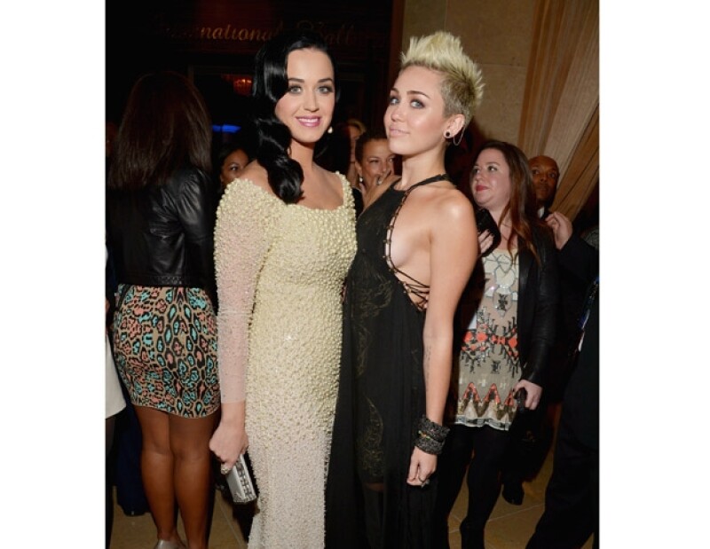 Katy le mandó un tuit a su amiga Miley donde le asegura, le dará una nalgada en cuanto la vea.