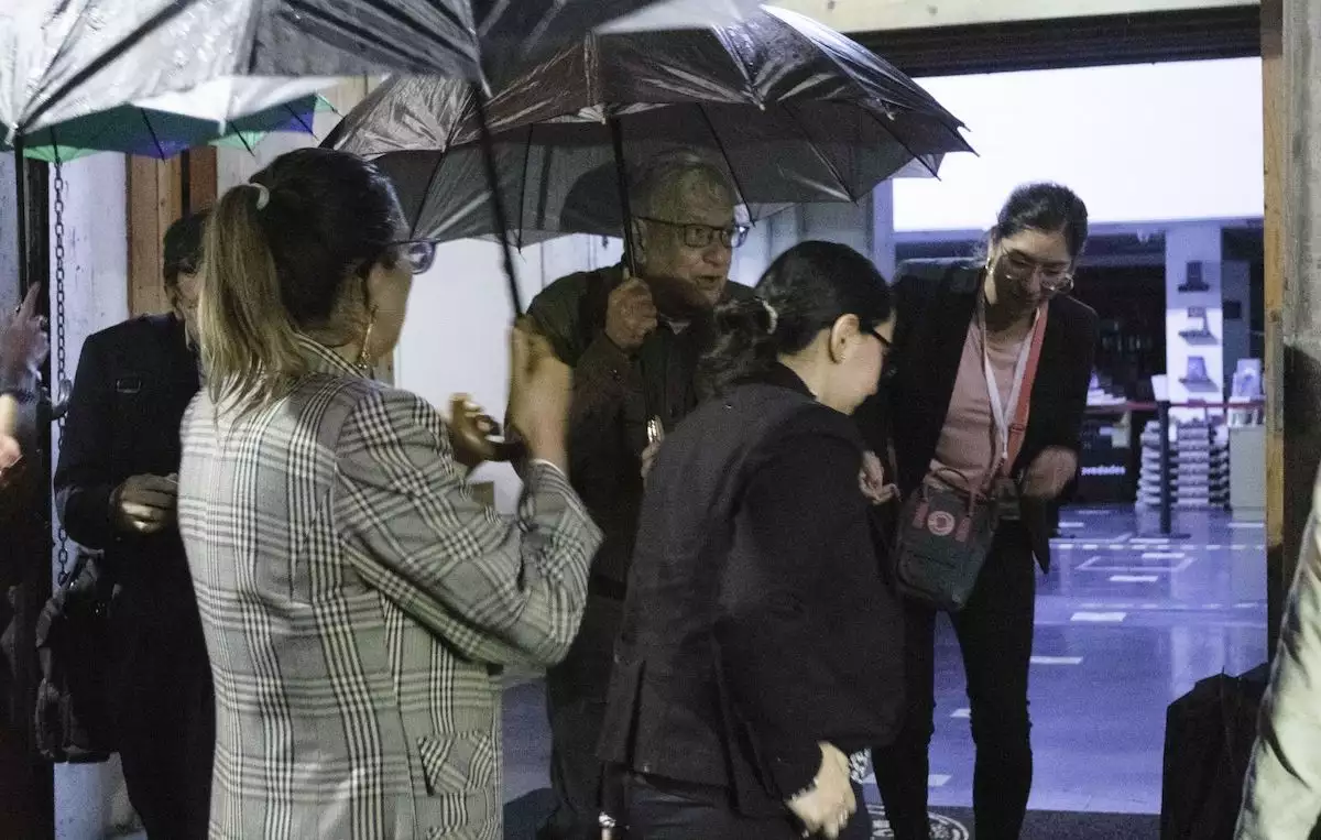 Andrés Manuel López Obrador, presidente de México se reunió con funcionarios en su mayoría de Morena para festejar en un restaurante de la Ciudad cerca del Zócalo el triunfo de Delfina Gómez con la Gobernatura del Estado de México