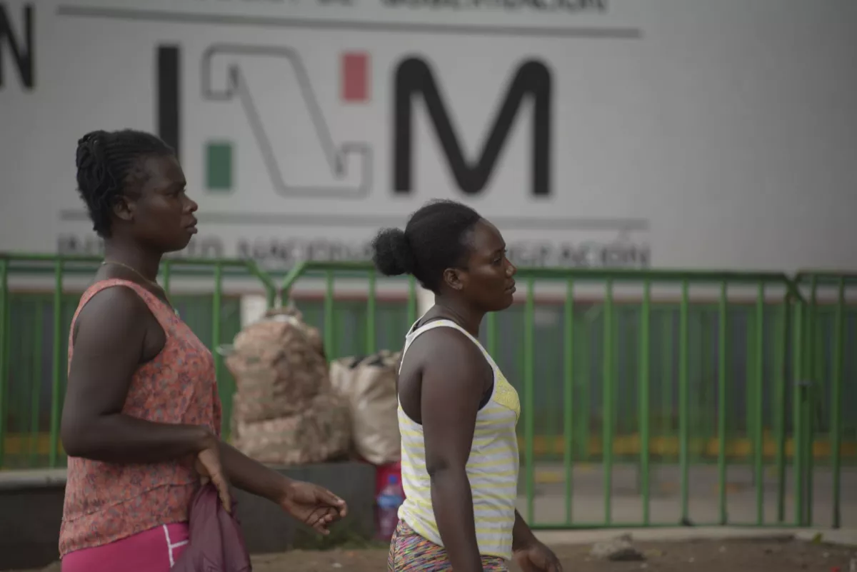 TAPACHULA, CHIAPAS, 03JUNIO2019.- El gobierno mexicano después de las declaraciones del presidente Trump ha intensificado los operativos de detención de migrantes, a pesar de ello personas provenientes de África y otros países continúan arribando a territorio mexicano. Muchos de ellos deciden acudir a la Estación Migratoria Siglo XXI y solicitar un salvo conducto o algún documento que les permita permanecer en el país de forma legal. Dentro de la estación de observa a un grupo de jóvenes cubanos avanzando para entrar a un autobús y ser deportados, afuera de la estación africanos y haitianos conviven mientras esperan sus tramites. 
FOTO: ISABEL MATEOS /CUARTOSCURO.COM