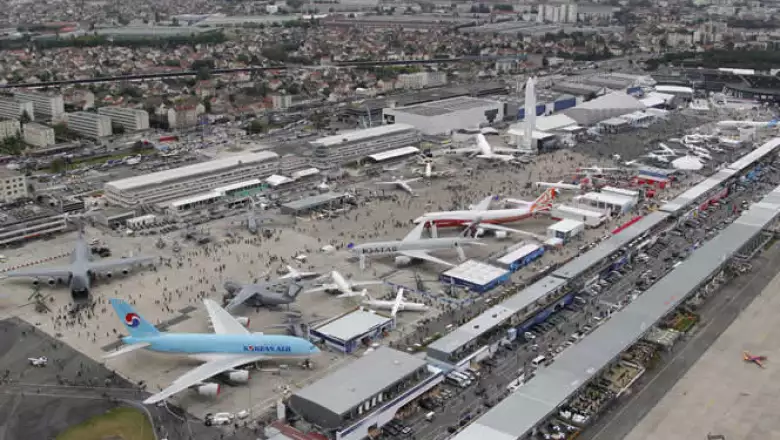 Más de 2,100 participantes de 45 países han pedido formar parte de la exhibición, en donde se muestran tantos aviones comerciales como aeronaves de defensa.