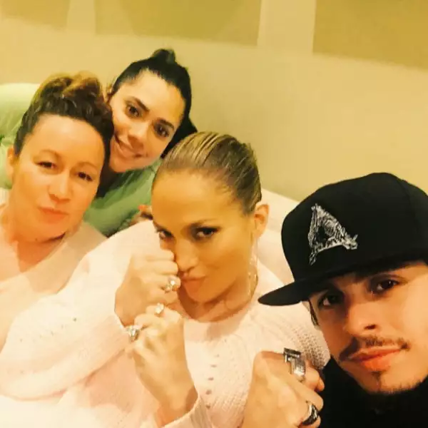 Jennifer Lopez y Casper Smart también disfrutaron la pelea, pero desde casa.