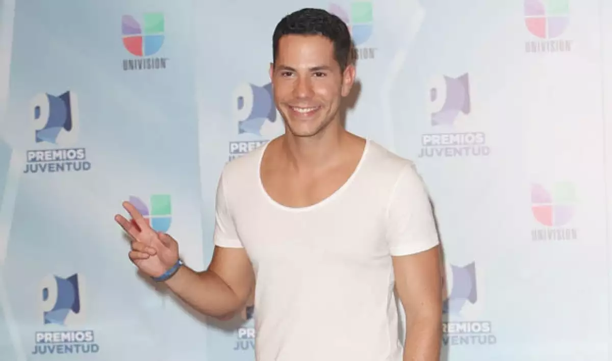 El cantante declaró ser homosexual durante el tiempo en el que estaba en RBD.
