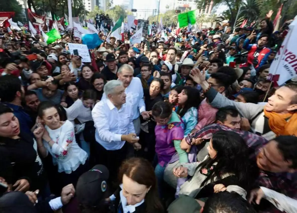 Andrés Manuel López Obrador, Presidente de México, encabezó una marcha por lo que el denominó "cuatro años de la transformación de México". El mandatario arranco en el Ángel de la Independencia rumbo al Zócalo, lo acompañaron Marcelo Ebrard, Adán Augusto López, Claudia Sheinbaum, y su hijo Andrés Manuel López Beltrán