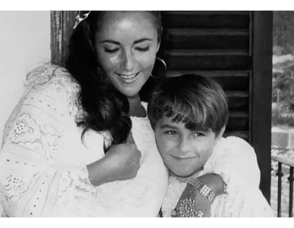 Elizabeth llevaba a Sergio de viaje y los sets donde filmaba.