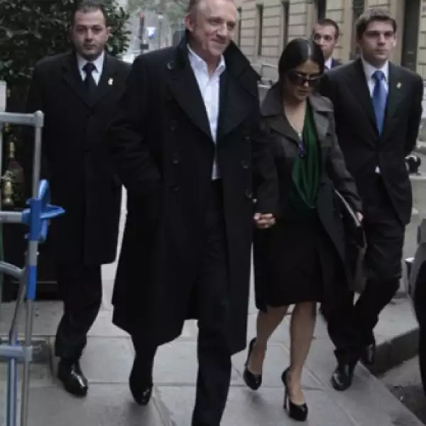 En todo momento, Pinault lució sonriente. Se nota que está feliz con su guapa y talentosa esposa mexicana.