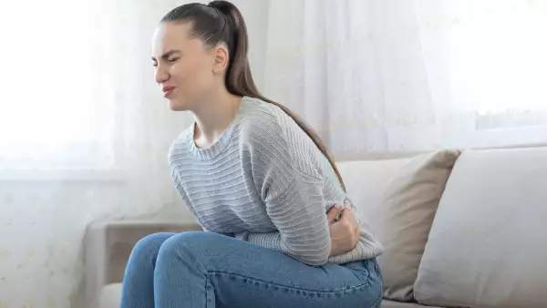 Mujer con dolores de estómago. 