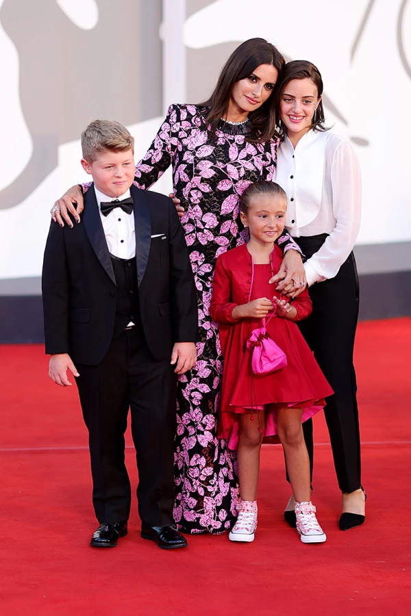 Penélope Cruz pisa la alfombra roja del Festival Internacional de Cine de Venecia
