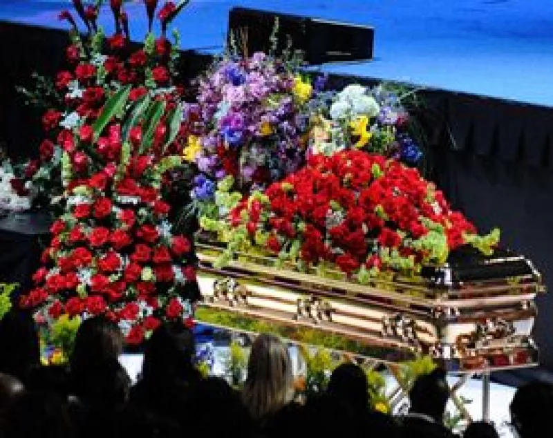 Las especulaciones sobre el lugar en donde será la última morada de El Rey del Pop van en aumento. Ni la familia ni el vocero del cantante han querido dar a conocer dónde será sepultado el cuerpo.