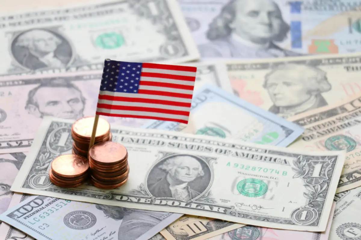 bandera de estados unidos con billetes debajo