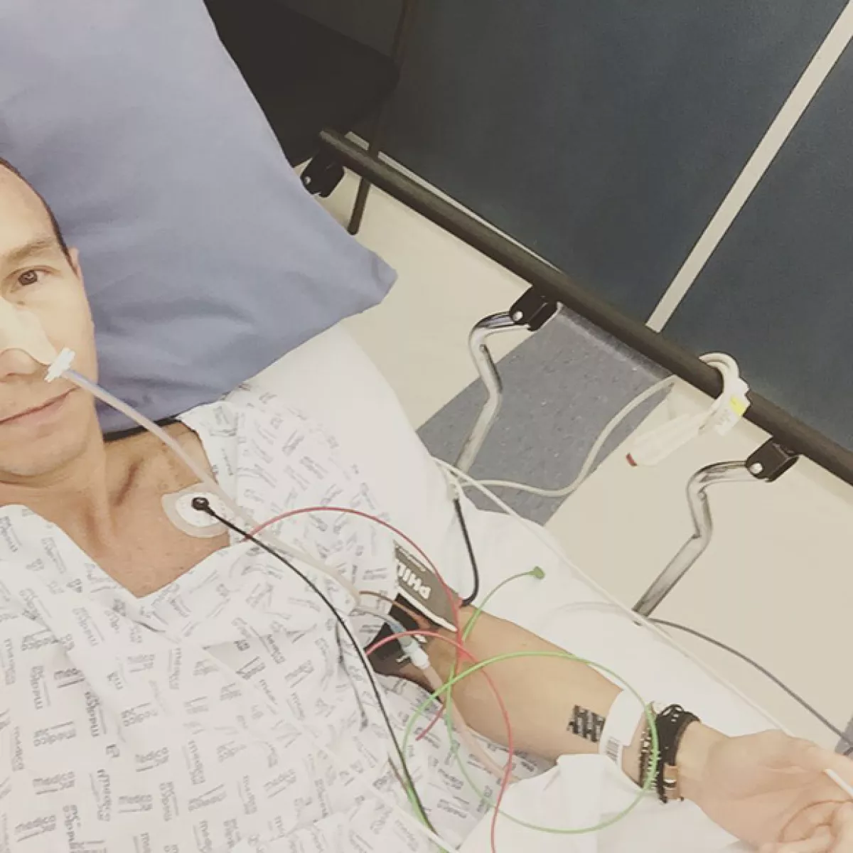 Erik estuvo hospitalizado hace unas semanas después de sufrir un dolor abdominal.