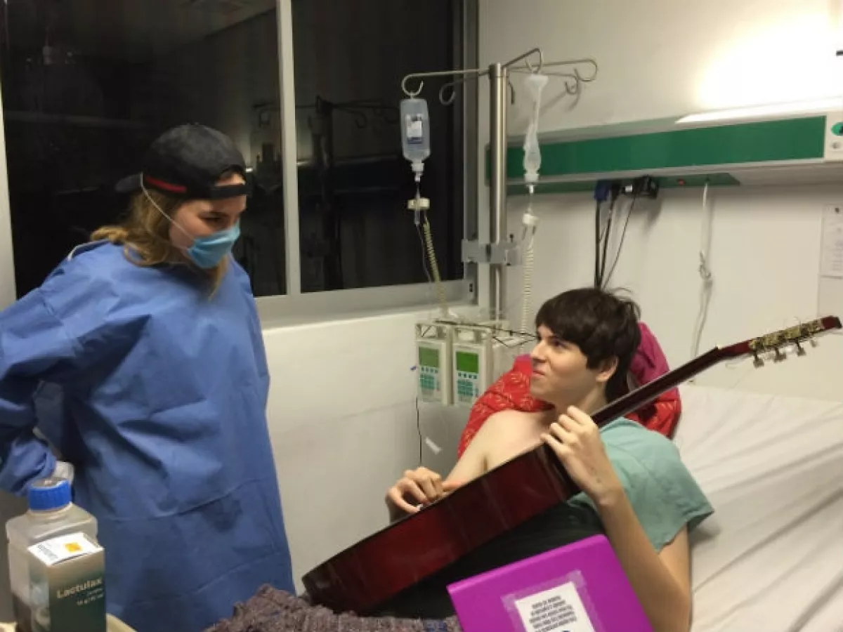 La artista escuchó las historias de vida y se conmovió por la valentía de cada uno de los chicos.