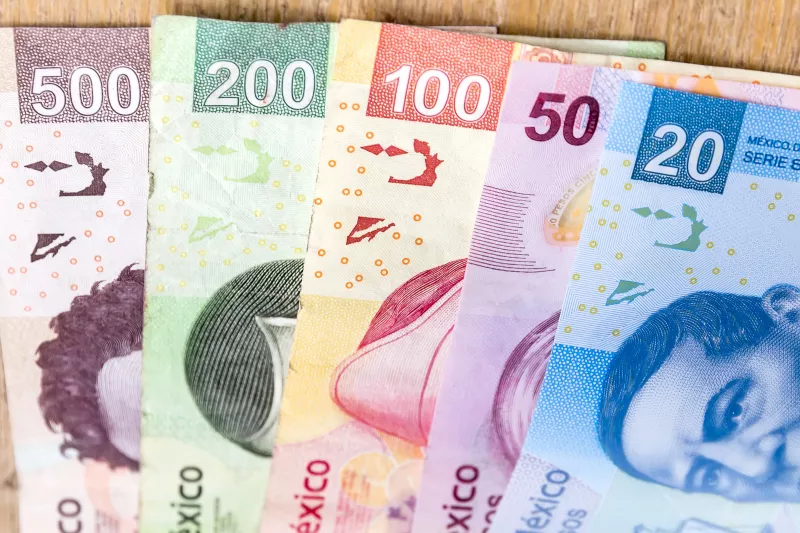 Durante la sesión, se espera que el tipo de cambio cotice entre 17.30 y 17.55 pesos por dólar., dice Banco BASE.