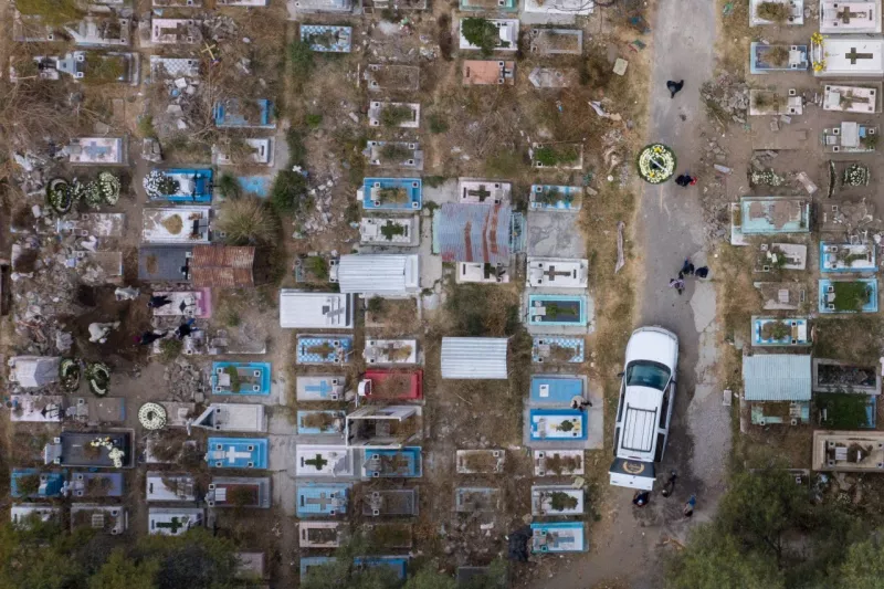 Familiares ingresan al Panteón San Nicolás Tolentino de la alcaldía Iztapalapa, en donde se llevará a cabo un funeral.