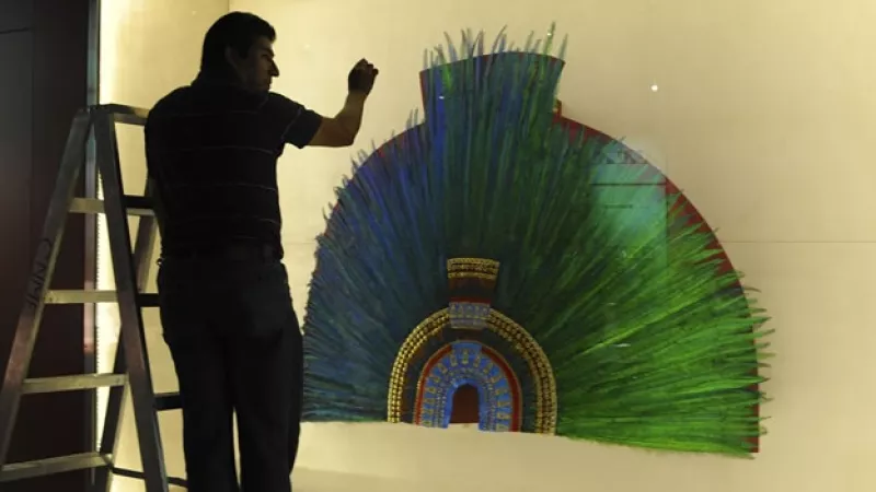 Un réplica del penacho de Moctezuma se exhibe en el Museo del Templo Mayor
